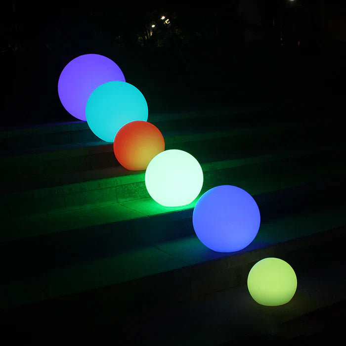 Leuchtende LED-Kugeln in verschiedenen Farben auf Treppe, Gartenbeleuchtung, Dekoration.