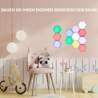Leuchtende sechseckige LED-Panels an der Wand in Kinderzimmer, bunte Beleuchtung.