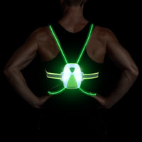 Mann mit leuchtender LED-Laufweste, schwarz-grün, für Nachtsicherheit und Sichtbarkeit.