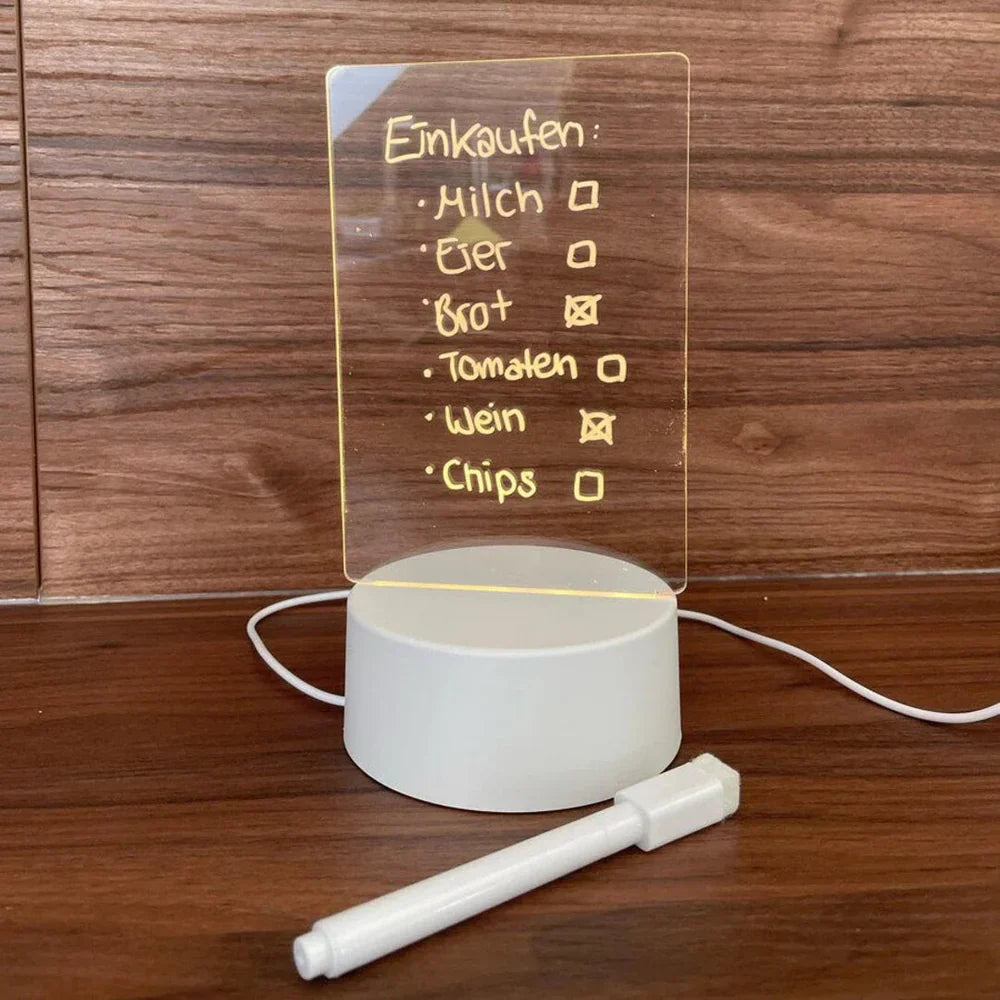LED-Schreibtafel mit Einkaufszettel, weißer Sockel, Stift, Holzuntergrund, moderne Notiztafel.