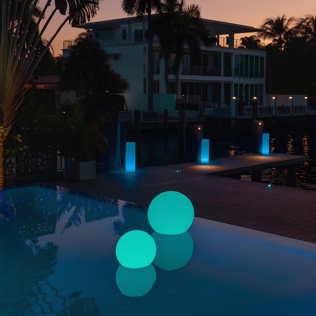 Leuchtende LED-Kugeln am Pool bei Nacht, moderne Außenbeleuchtung, stimmungsvolle Garten-Deko.