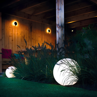 Leuchtkugel im Garten, moderne Außenbeleuchtung, LED-Lampe, stimmungsvolle Terrassenbeleuchtung