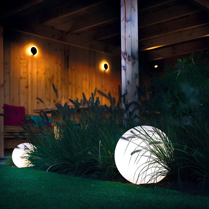 Leuchtkugel im Garten, moderne Außenbeleuchtung, LED-Lampe, stimmungsvolle Terrassenbeleuchtung