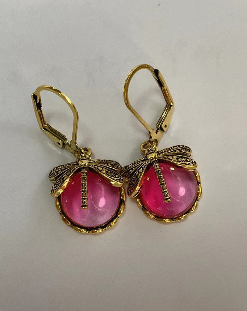Goldene Ohrringe mit rosa Libellen-Anhänger, Schmuck, modisch, elegant, Damenaccessoire.