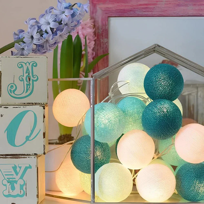 Lichterkette mit bunten Kugeln, Dekoration, pastellfarben, Wohnzimmer, stimmungsvolle Beleuchtung