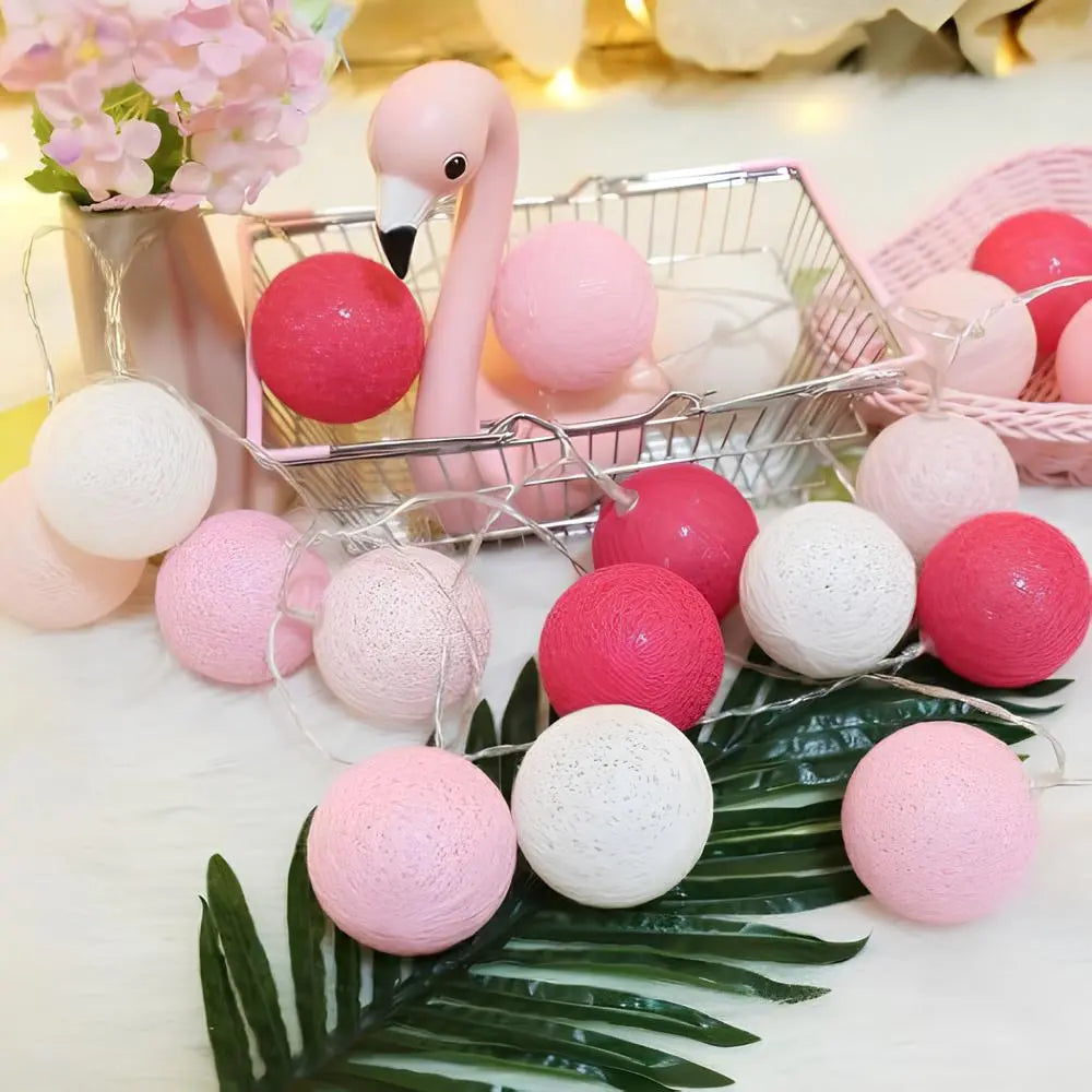 Rosa und weiße LED-Lichterkette mit Flamingo-Dekor, ideal für Party- oder Zimmerdekoration.