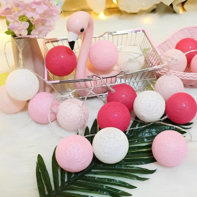 Rosa und weiße LED-Lichterkette mit Flamingo-Dekor, ideal für Party- oder Zimmerdekoration.