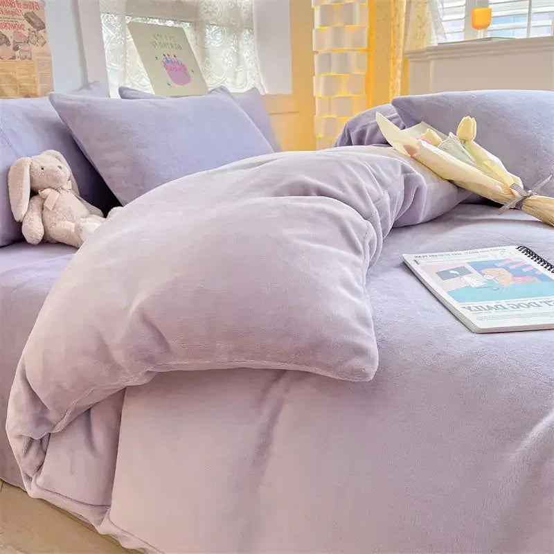 Lila Bettwäsche-Set aus Samt mit Kissen, Tulpenstrauß und Plüschtier auf Bett im Schlafzimmer.