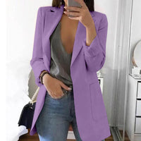Frau in lila Blazer, grauem Top, Jeans, Spiegel-Selfie, modisch, elegant, Freizeitkleidung.
