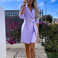 Frau in lila Blazerkleid mit Gürtel, Sonnenbrille, Handtasche, draußen, modisch, elegant.