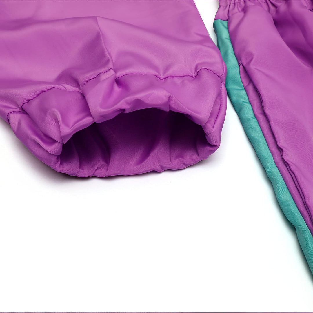 Lila Kinder-Regenjacke, wasserabweisend, mit grünen Akzenten, Nahaufnahme der Ärmel.