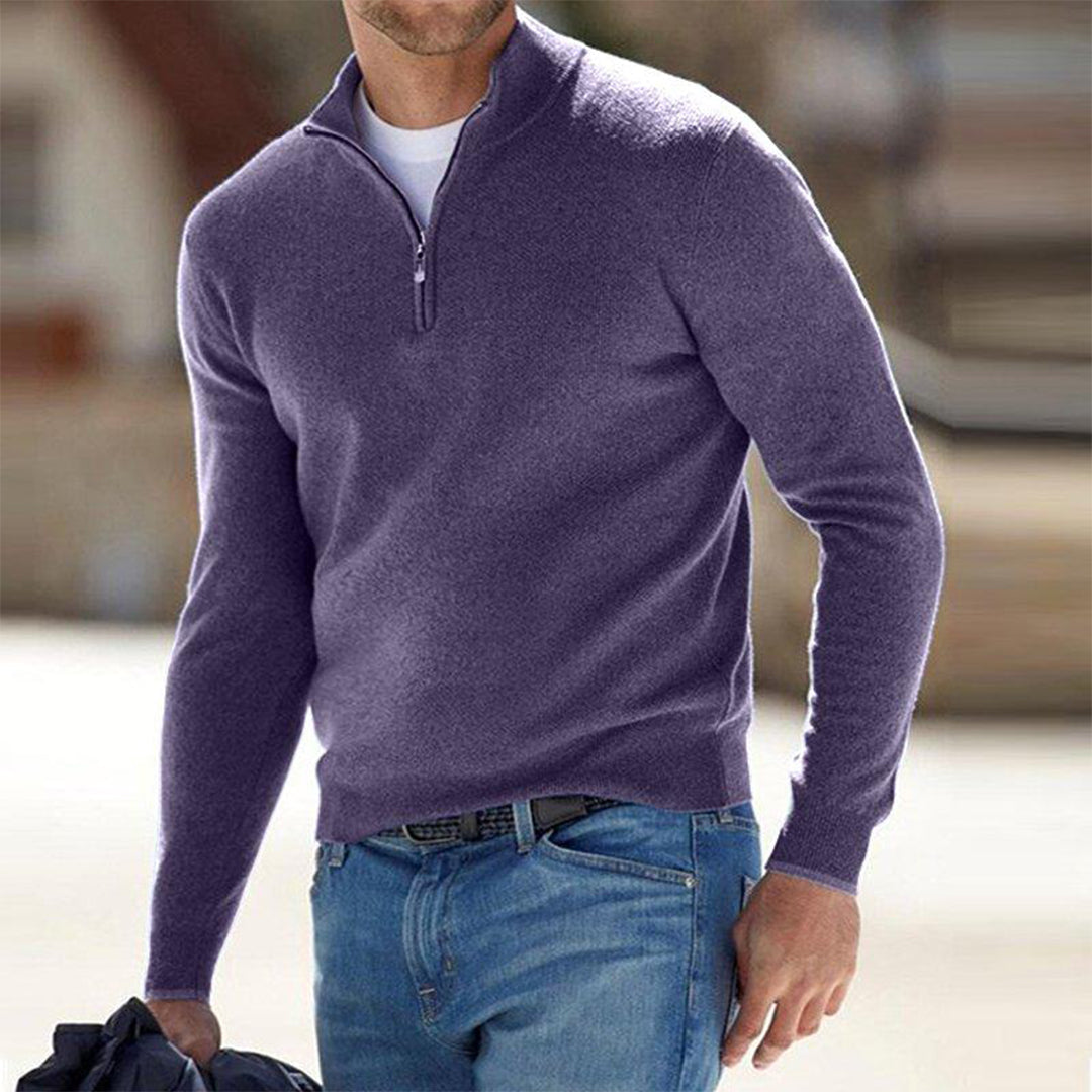 Mann in lila Strickpullover mit Reißverschluss, lässig, modisch, Herbstmode, Herrenbekleidung.