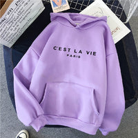 Lila Hoodie mit "C'est La Vie Paris" Aufdruck, Baumwolle, Unisex, modisch, bequem.