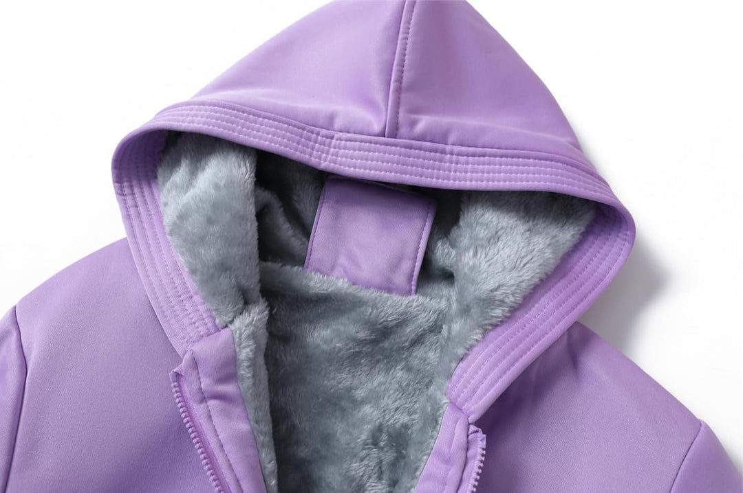 Lila Kapuzenjacke mit grauem Fleecefutter, warme Winterjacke für Damen, modisch und bequem.