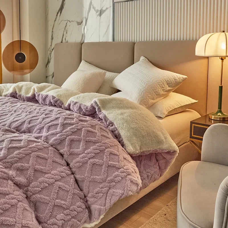 Luxuriöses Schlafzimmer mit lila Plüschdecke, beigem Bett und eleganter Nachttischlampe.