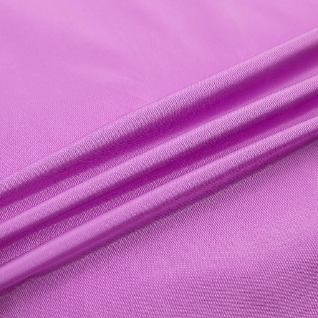 Lila Satin Stoff, glänzend, weich, ideal für Kleider und Dekorationen.