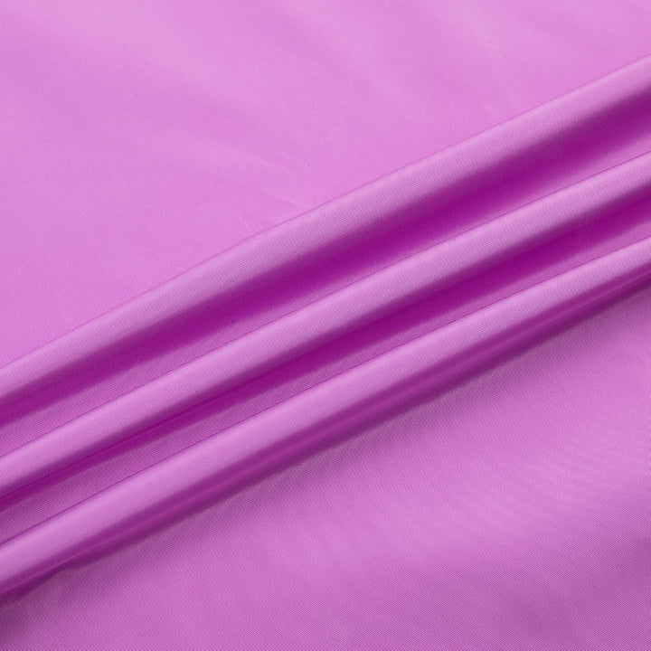 Lila Satin Stoff, glänzend, weich, ideal für Kleider und Dekorationen.