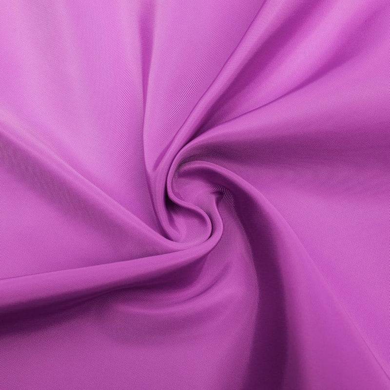 Lila Stoff, Polyester, glatt, für Bekleidung und Dekoration, Nahaufnahme, Textur.