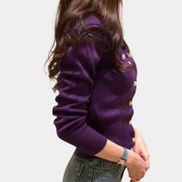 Frau in lila Strickjacke mit goldenen Knöpfen, modisch, elegant, Damenmode, Herbstkleidung.