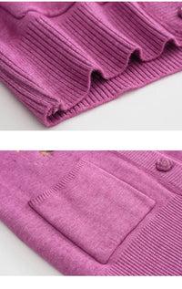 Lila Strickjacke aus Wolle, gerippter Saum, aufgesetzte Tasche, Damenmode, Herbstbekleidung.