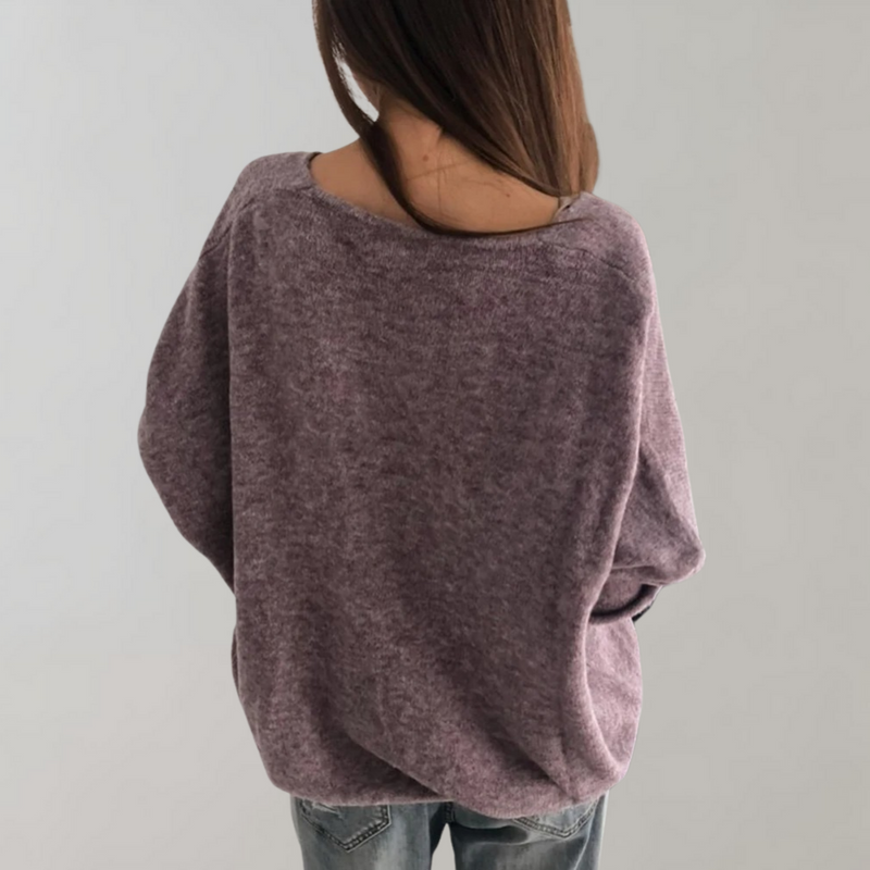Frau in lila Strickpullover aus Wolle, Rückansicht, lässiger Stil, modische Damenbekleidung.