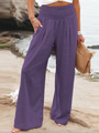Frau in lila Leinenhose am Strand, Sommermode, lässig, bequem, Damenbekleidung.
