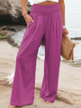 Frau in lila Leinenhose am Strand, Sommermode, lässiger Stil, Damenbekleidung.