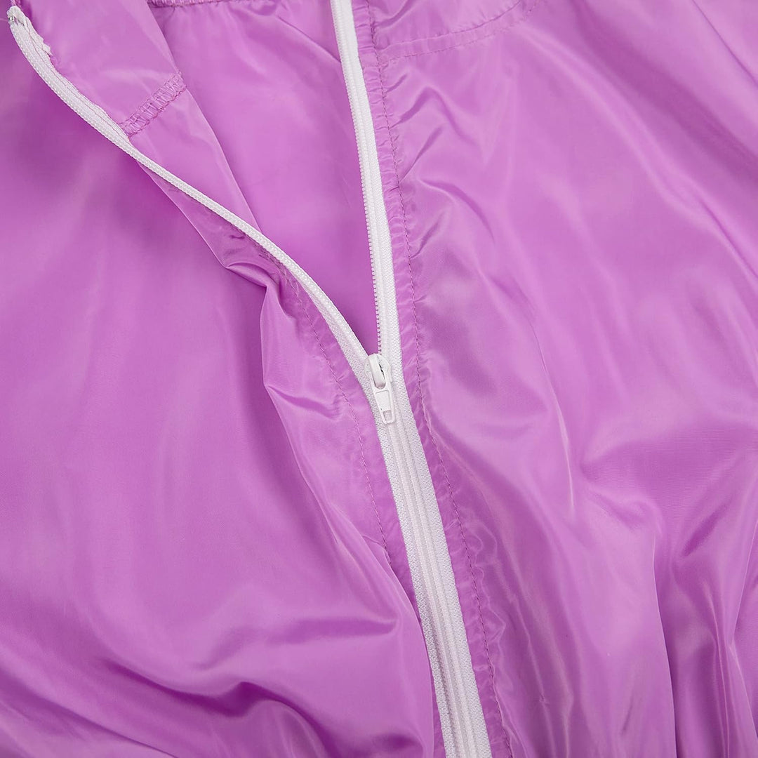 Lila Windjacke mit weißem Reißverschluss, wasserabweisend, ideal für Outdoor-Aktivitäten.