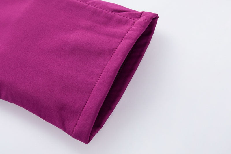Magenta Ärmel aus Baumwolle, Detailansicht, hochwertige Verarbeitung, Mode, Bekleidung.
