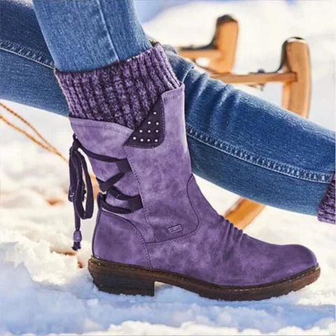 Lila Damen-Winterstiefel aus Wildleder, mittelhoch, mit Schnürung, im Schnee.