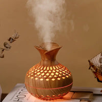 Holzoptik Aroma-Diffuser mit LED-Beleuchtung, dampfend, auf Tisch, dekorativ, modern.