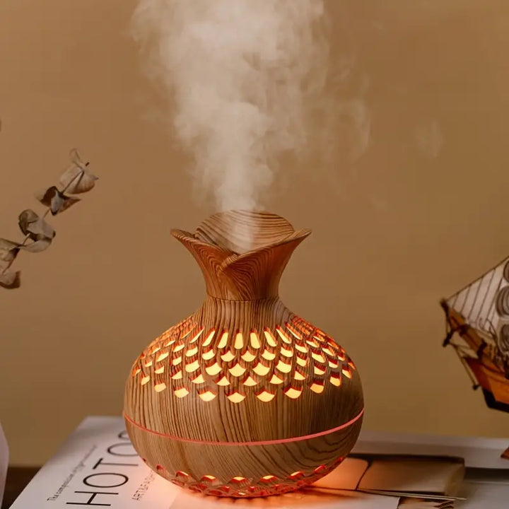 Holzoptik Aroma-Diffuser mit LED-Beleuchtung, dampfend, auf Tisch, dekorativ, modern.
