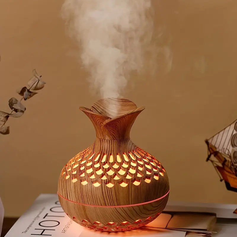 Holzoptik Aroma-Diffuser mit LED-Beleuchtung, dampfend, auf Tisch, modernes Design.