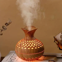 Holzoptik Aroma-Diffuser mit LED-Beleuchtung, dampfend, auf Tisch, modernes Design.