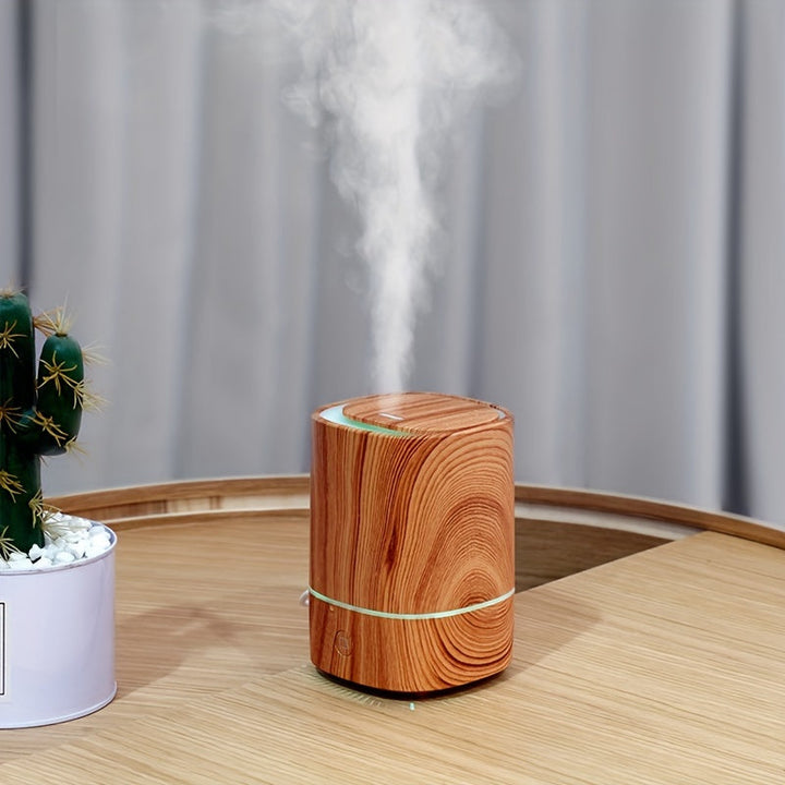 Holzoptik Luftbefeuchter auf Tisch, moderner Diffuser, Dampf, Zimmerpflanze, Innenraum.