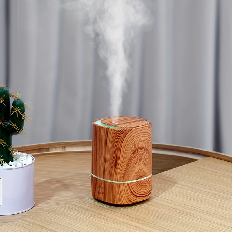 Holzoptik Luftbefeuchter auf Tisch, moderner Diffuser, Dampf, Zimmerpflanze, Innenraum.