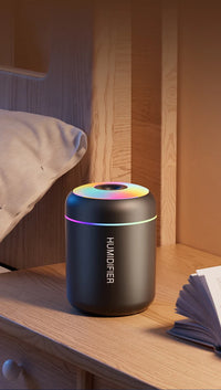 Schwarzer Luftbefeuchter mit LED-Licht auf Nachttisch, modernes Design, Schlafzimmer-Dekor.