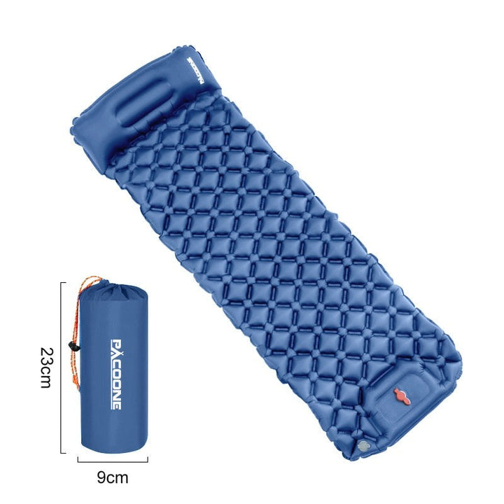 Aufblasbare blaue Isomatte mit Kissen, kompakt verpackbar, ideal für Camping und Outdoor.