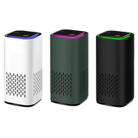 Drei Luftreiniger in Weiß, Grün und Schwarz mit LED-Anzeige, modernem Design, für saubere Luft.