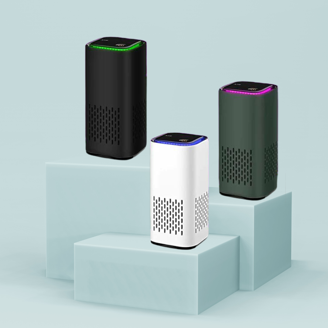 Drei Luftreiniger in Schwarz, Weiß und Dunkelgrau auf Podesten, moderne Luftfiltergeräte.