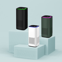 Drei Luftreiniger in Schwarz, Weiß und Dunkelgrau auf Podesten, moderne Luftfiltergeräte.