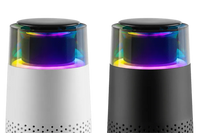 Zwei smarte Lautsprecher, weiß und schwarz, mit LED-Beleuchtung, moderne Technologie.