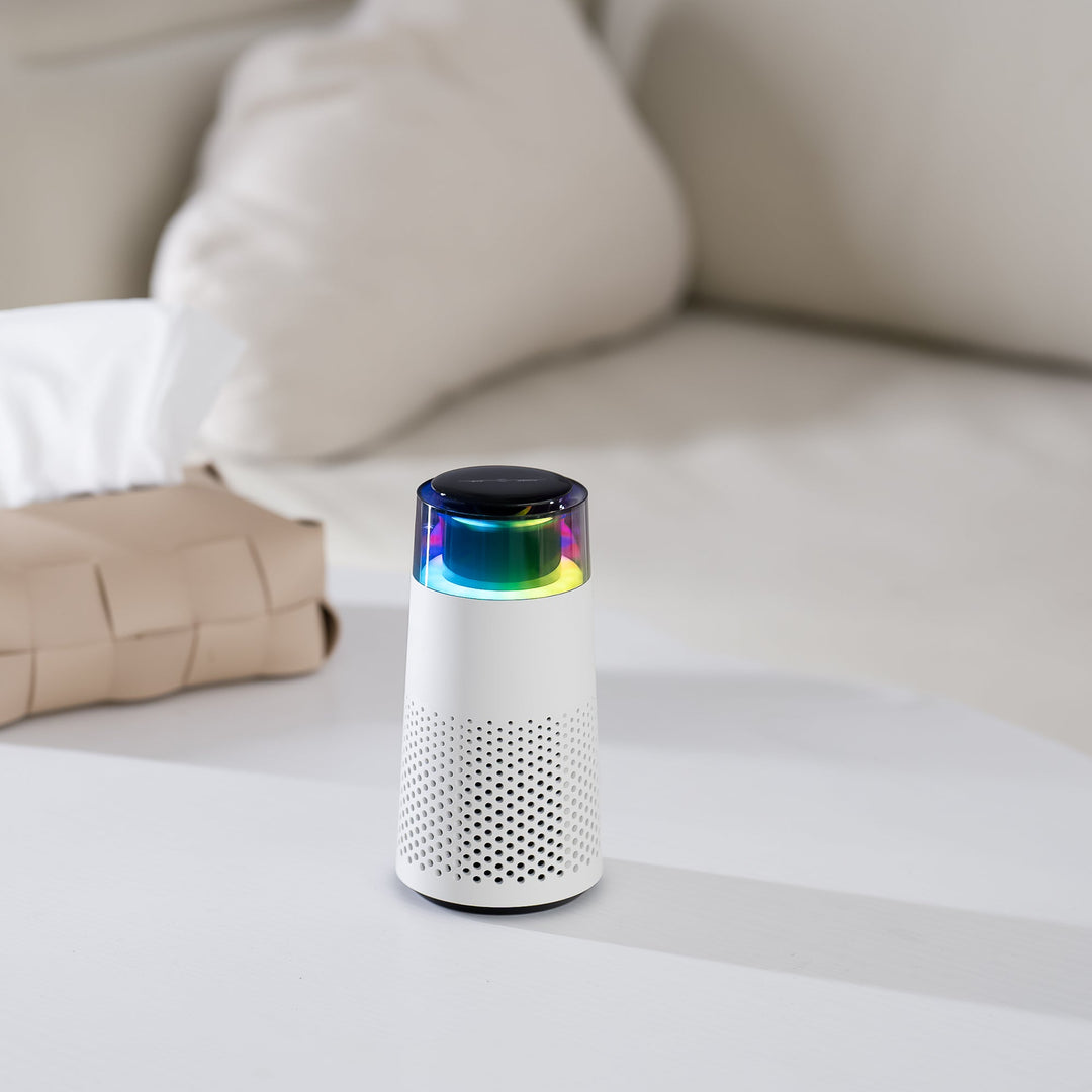 Weißer Bluetooth-Lautsprecher mit LED-Licht, modernem Design, auf einem Tisch im Wohnzimmer.