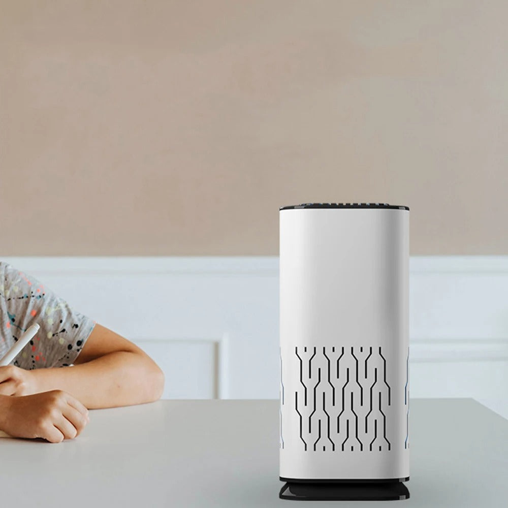 Weißer Luftreiniger auf Tisch, modernes Design, effizienter HEPA-Filter, leise, energiesparend.