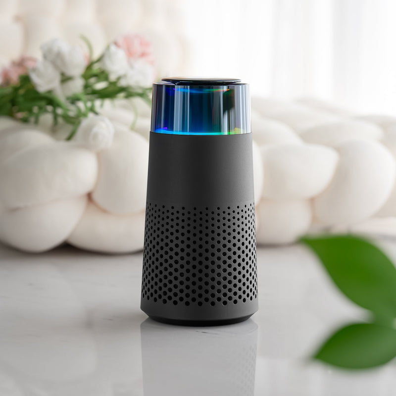 Schwarzer Bluetooth-Lautsprecher mit LED-Licht, modernem Design, auf Marmortisch.