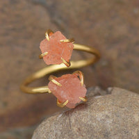 Goldener Damenring mit zwei rohen orangefarbenen Edelsteinen, verstellbar, modern, Schmuck.