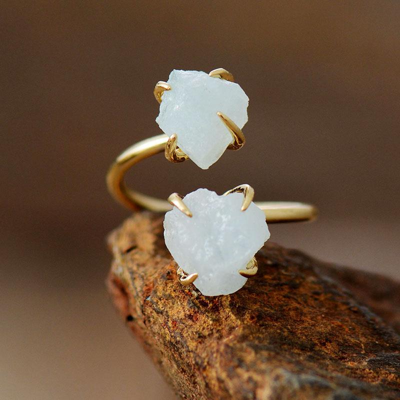 Goldener Damenring mit zwei weißen Edelsteinen, verstellbar, modern, für Hochzeit oder Jubiläum.