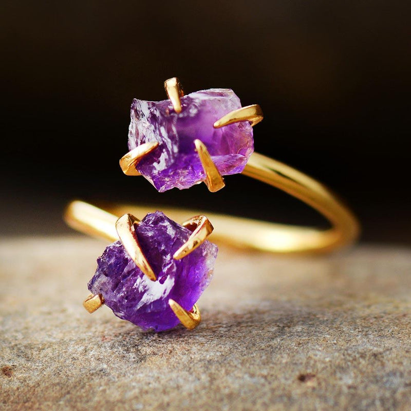 Goldener Damenring mit zwei violetten Edelsteinen, verstellbar, modern, Cocktail-Schmuck.