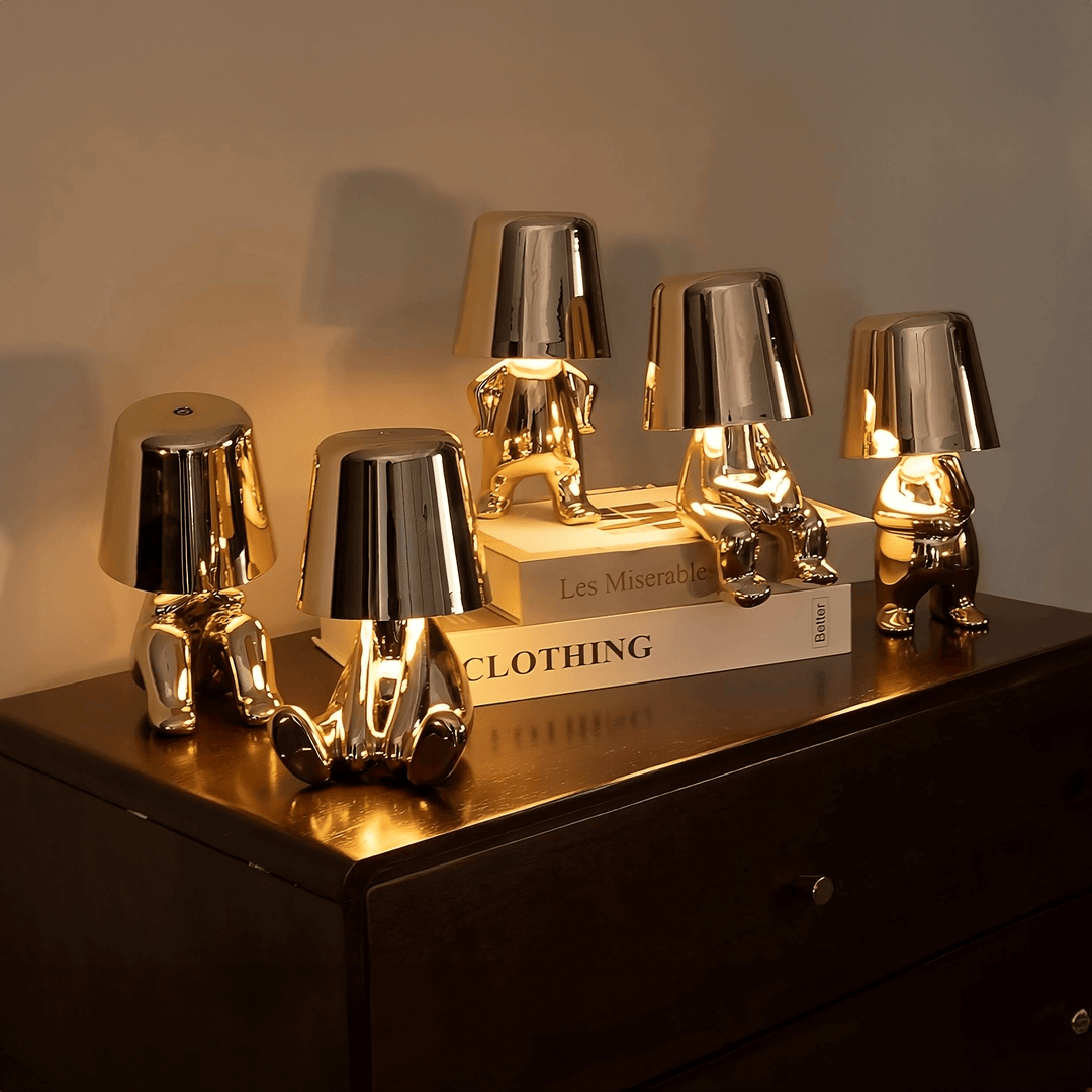 Goldene italienische Denker-Lampe auf Holztisch, modernes Design, stilvolle Wohnkultur.