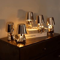 Goldene italienische Denker-Lampe auf Holztisch, modernes Design, stilvolle Wohnkultur.